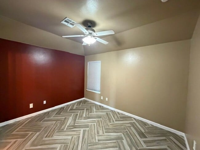 Building Photo - Adorable OKC home with 3 bed, 2 bath, 2 car garage in Mustang Schools!
