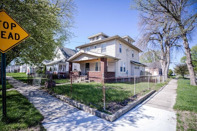 Building Photo - Spacious and Beautidul Four Bedroom Home!