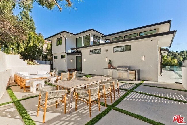 Building Photo - 16879 Mooncrest Dr