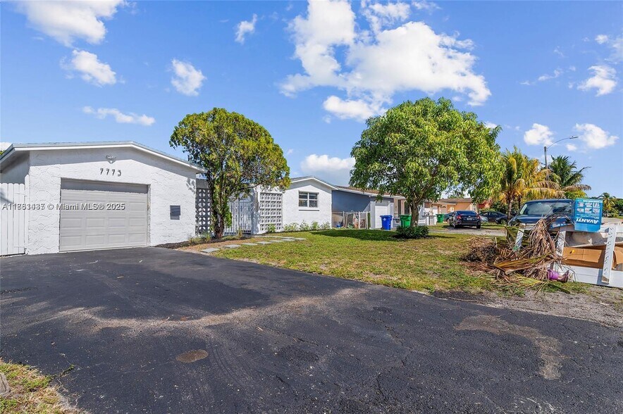Primary Photo - 7773 Coral Blvd