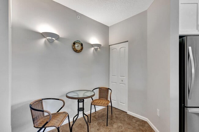Building Photo - 300 Uno Lago Dr