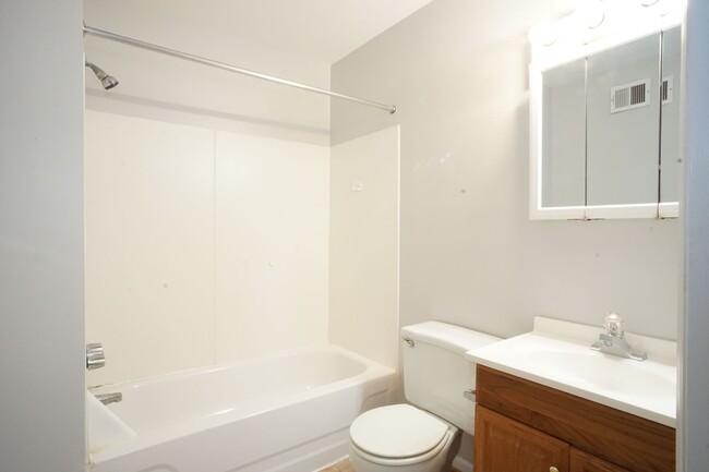 Building Photo - 3 Bed/2 Bath Townhouse. On Bus Route to Ca...