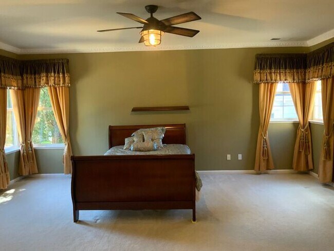 Building Photo - Sky Hawks finest at a price that can't be beat