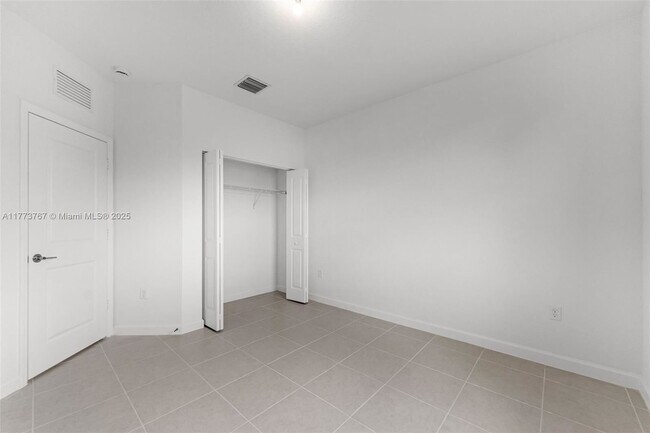 Building Photo - 2700 SE 23rd Ave