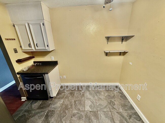 Building Photo - 1704 Parkway Dr