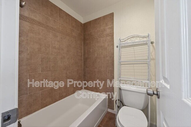 Building Photo - 609 Oak Park Dr