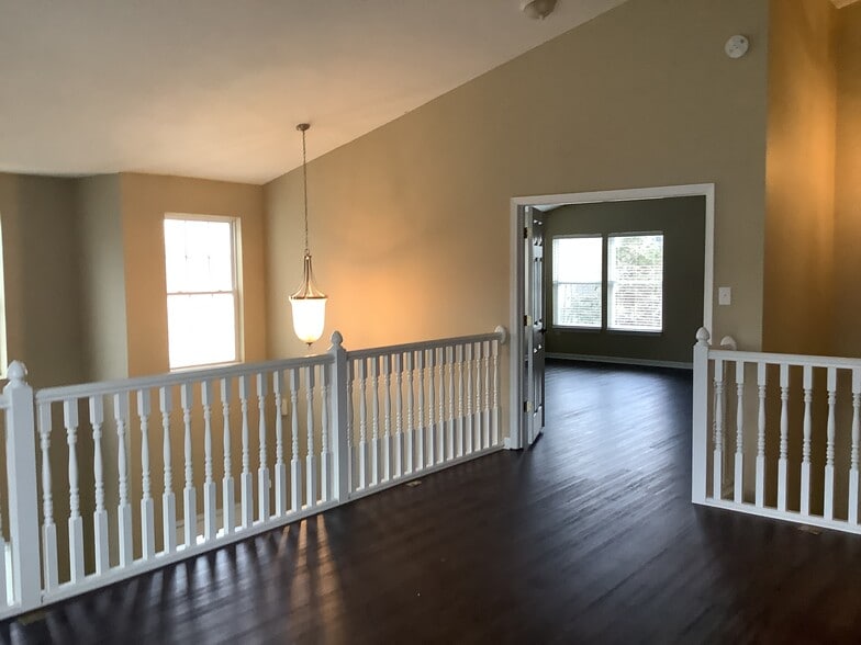 Building Photo - 18690 Round Lake Rd