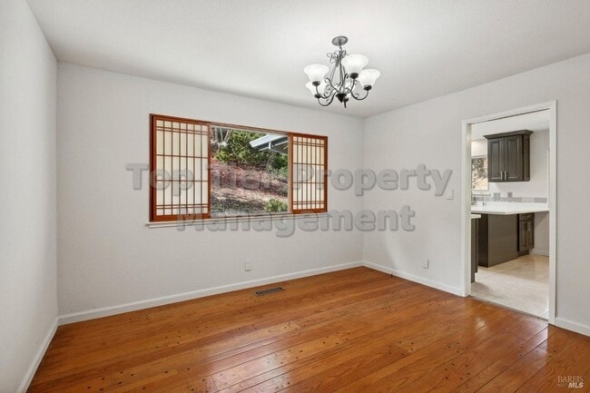Building Photo - Beautiful 3 bedroom, 2 bath, 2,039 sqft hi...