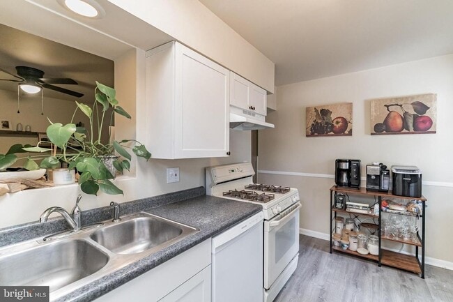 Building Photo - Spacious 3-Bedroom Home with Deck and Bonu...