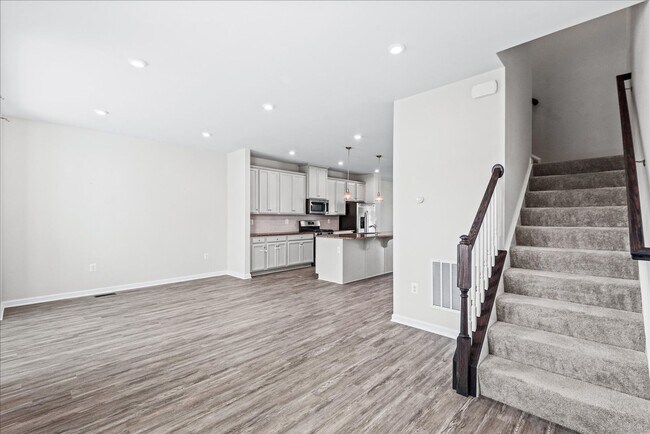 Building Photo - Elegant Townhome Close to I-95 and Downtow...