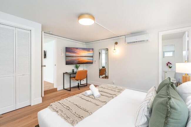 Building Photo - 1336 NE 14th Ave