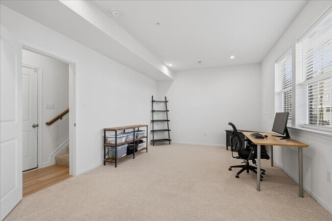 Building Photo - Beautifully UPDATE Townhome FOR LEASE