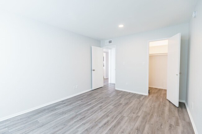 Interior Photo - 5302 Colodny Ave