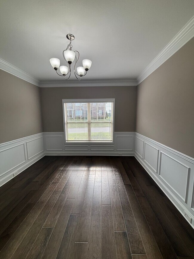 Building Photo - Mtn Views & Adaptable living in Seymour!