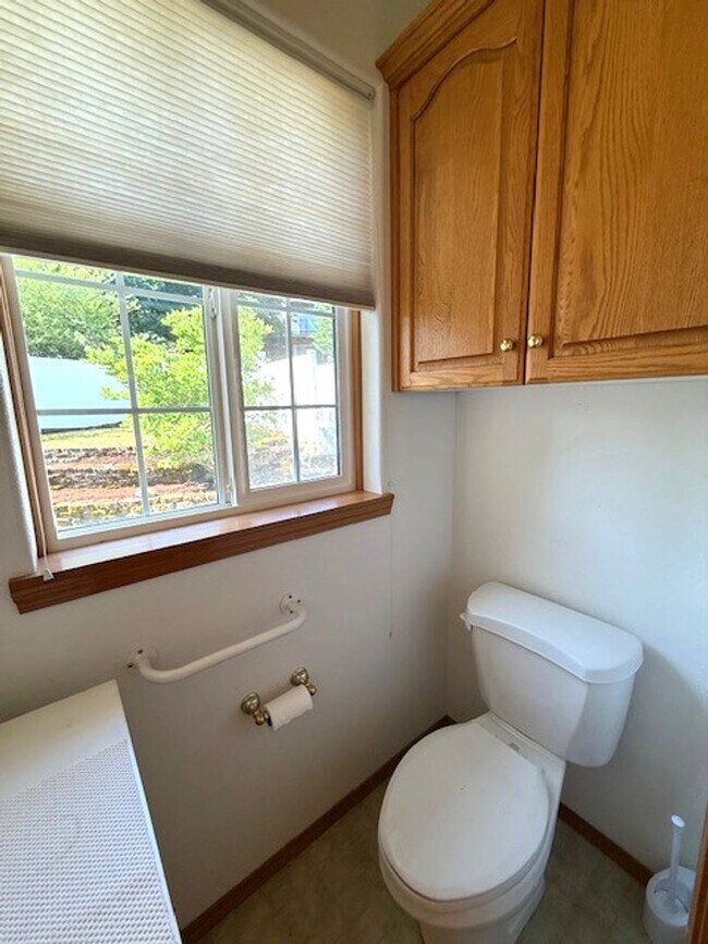 Building Photo - 4-bedroom 2.5 Bath McMinnville OR 97128