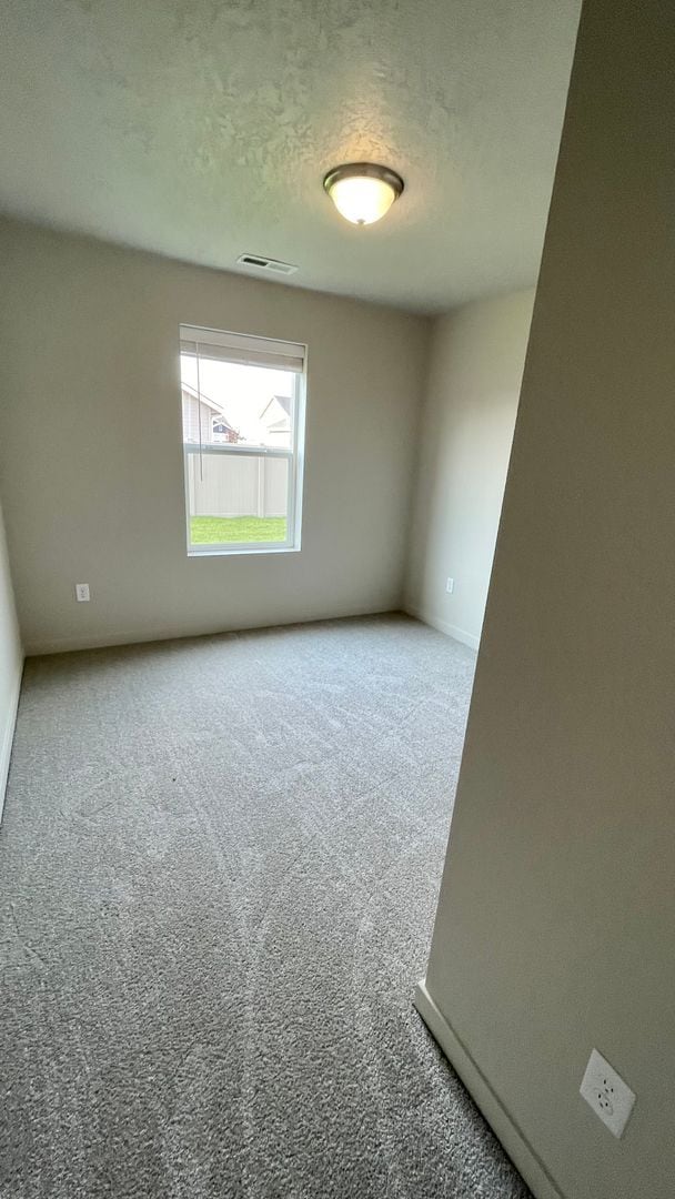 Building Photo - $2,199.00 / Large 4 bed 2 bath / 3 car gar...