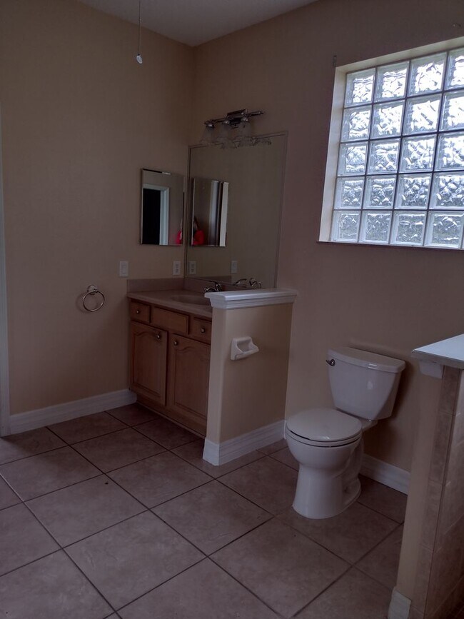 Building Photo - 592 Dowling Cir