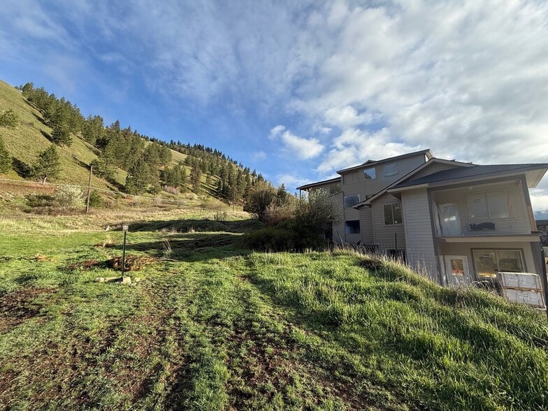 Building Photo - 648 Highton St