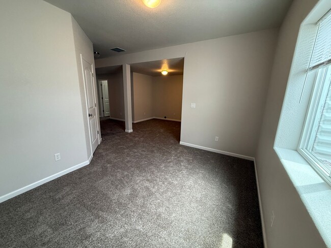 Building Photo - 4 Bedroom, 3.5 Bathroom Townhome in Cheyen...