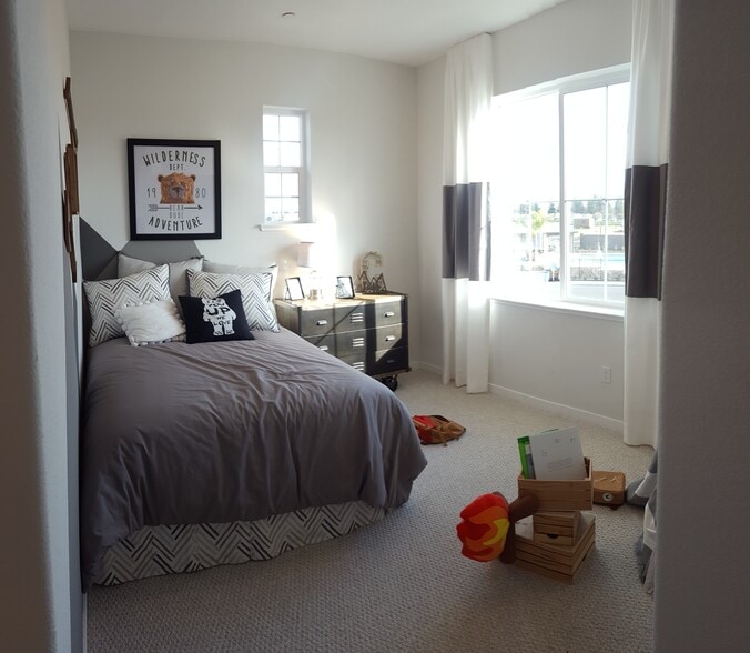 Guest bed room owned full bath room upstair - 1826 Yellowwood Ave