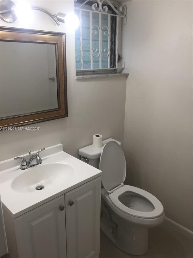 Building Photo - 1550 NE 191st St