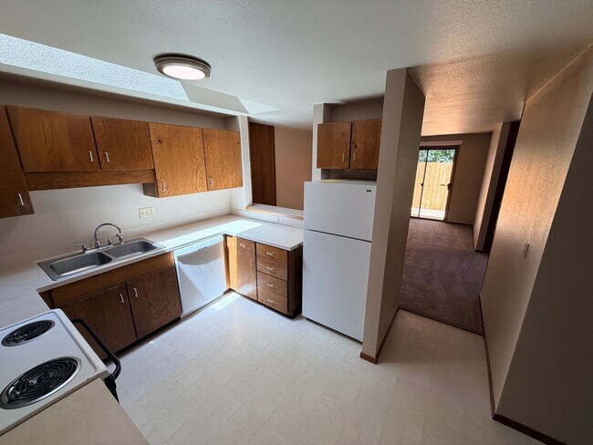 Building Photo - Two Bedroom Duplex in South Salem