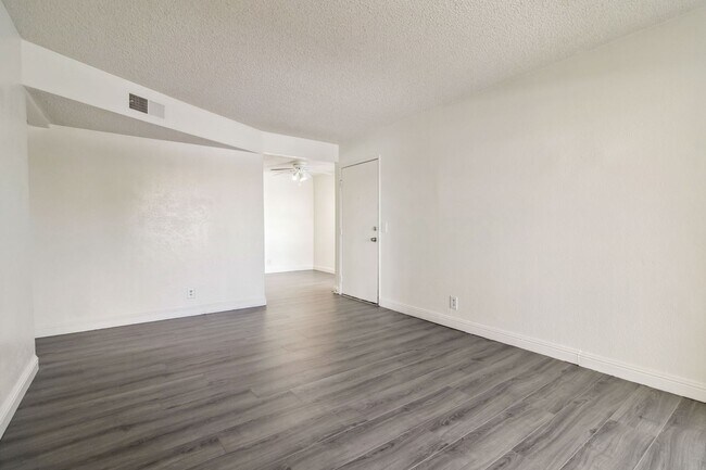 Building Photo - Updated 3 Bedroom Condo in Desert Shores V...
