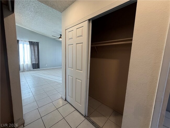 Building Photo - 5971 Vía Capri Dr