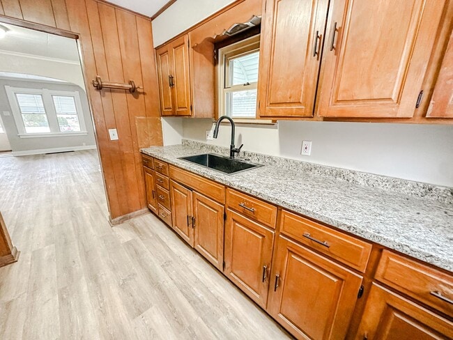 Building Photo - 2 Bedroom home for rent on east side of Toledo! Updated, clean, and very nice!