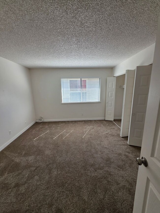 Building Photo - Updated 2 Bedroom, 1.5 Bath Townhouse-Styl...