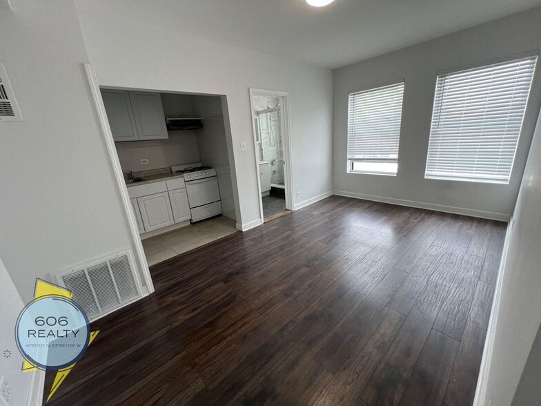 Building Photo - 3420 W Irving Park Rd