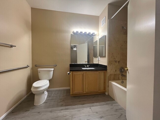 Building Photo - Beautiful Summerlin townhome, 3 bed, 2.5 bath, on 1st floor.