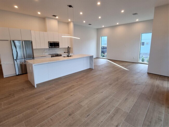 Building Photo - 810 NE 14th Pl