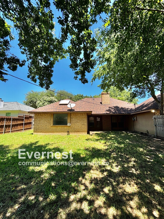 Building Photo - 698 Buttercup Dr