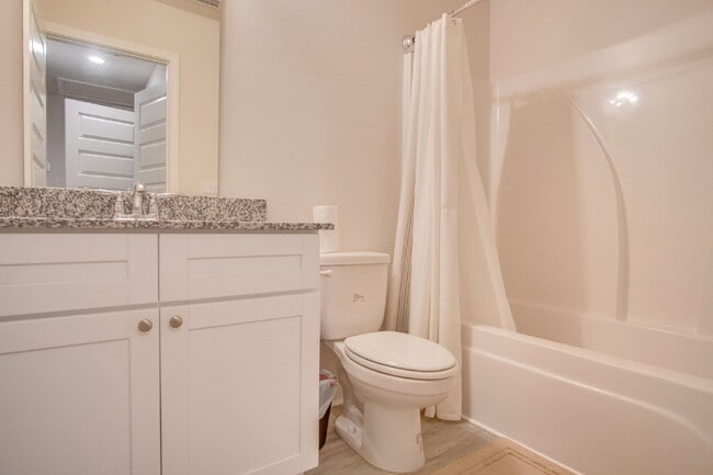 Building Photo - 3 Bed, 2.5 Bath Townhome – Prime Central L...