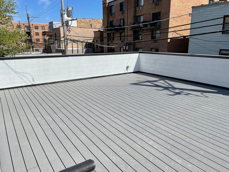 Building Photo - 843 W Wellington Ave