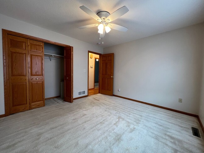 Building Photo - Gorgeous 5 Bed, 2.5 Bath Single-Family Home!