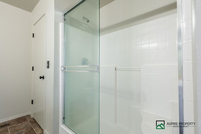 Building Photo - 4 Bed 2 Bath home for rent