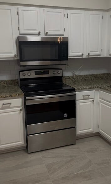 Updated kitchen - 2530 Fairfax Dr
