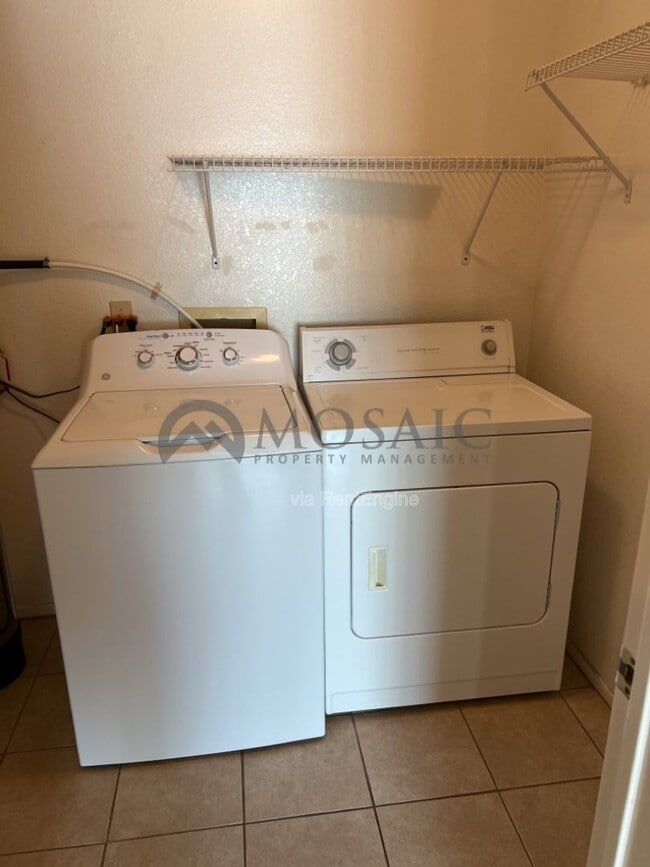 Building Photo - 921 S Val Vista Dr