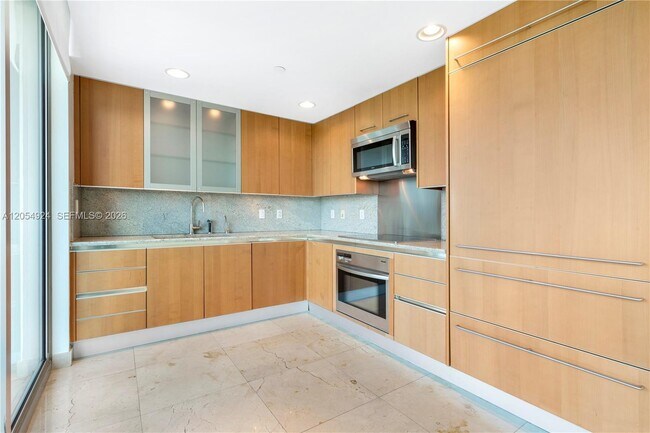 Building Photo - 2627 S Bayshore Dr