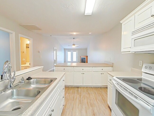 Building Photo - 2BR/2BA located near Doctor's Hospital / A...