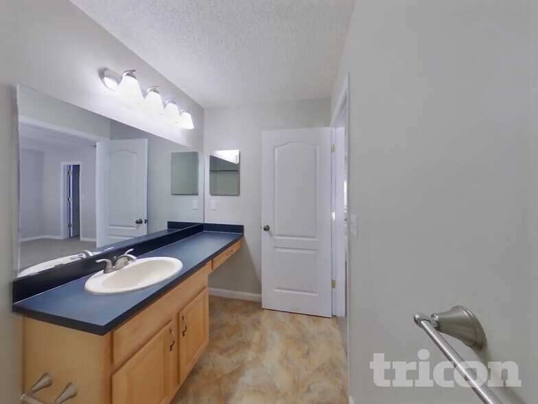 Building Photo - 6669 Southern Oaks Dr