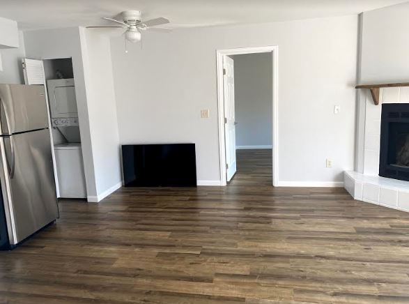 living room - 2512 E Monument St