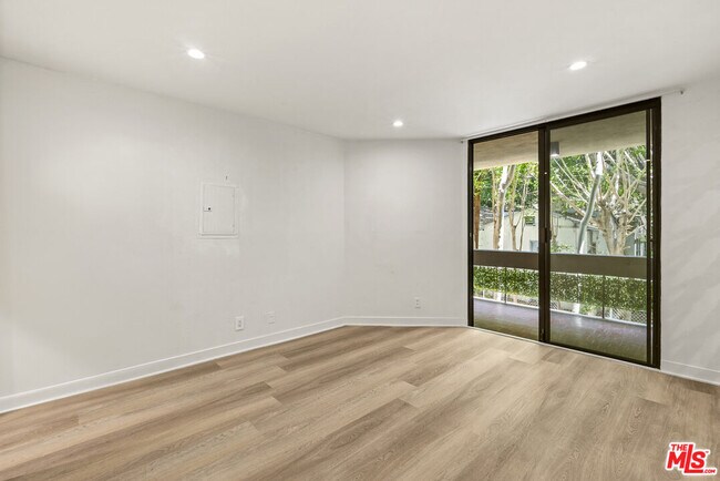 Building Photo - 750 Kings Rd
