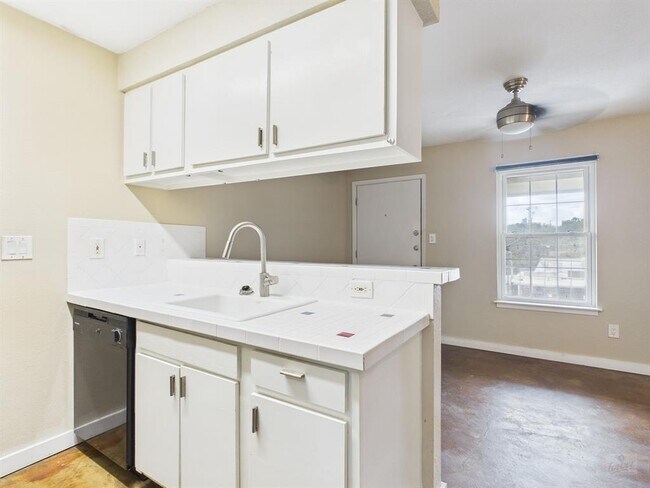 Building Photo - 2302 East Side Dr