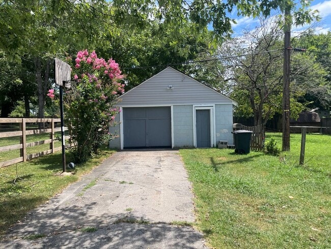 Building Photo - Remodeled three bedroom two bath cottage w...
