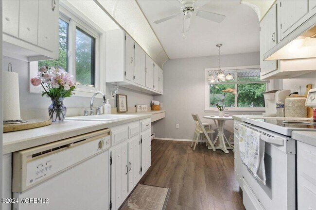 Building Photo - 173 Amberly Dr
