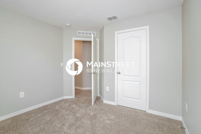 Building Photo - 5 Bedroom Pet-Friendly Home in Mascotte, FL with Main Street Renewal