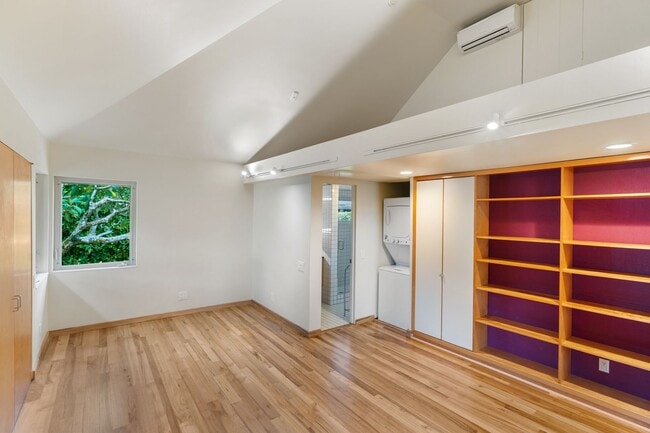 Building Photo - Lovely 2/2 Makiki Heights Home - Utilities...